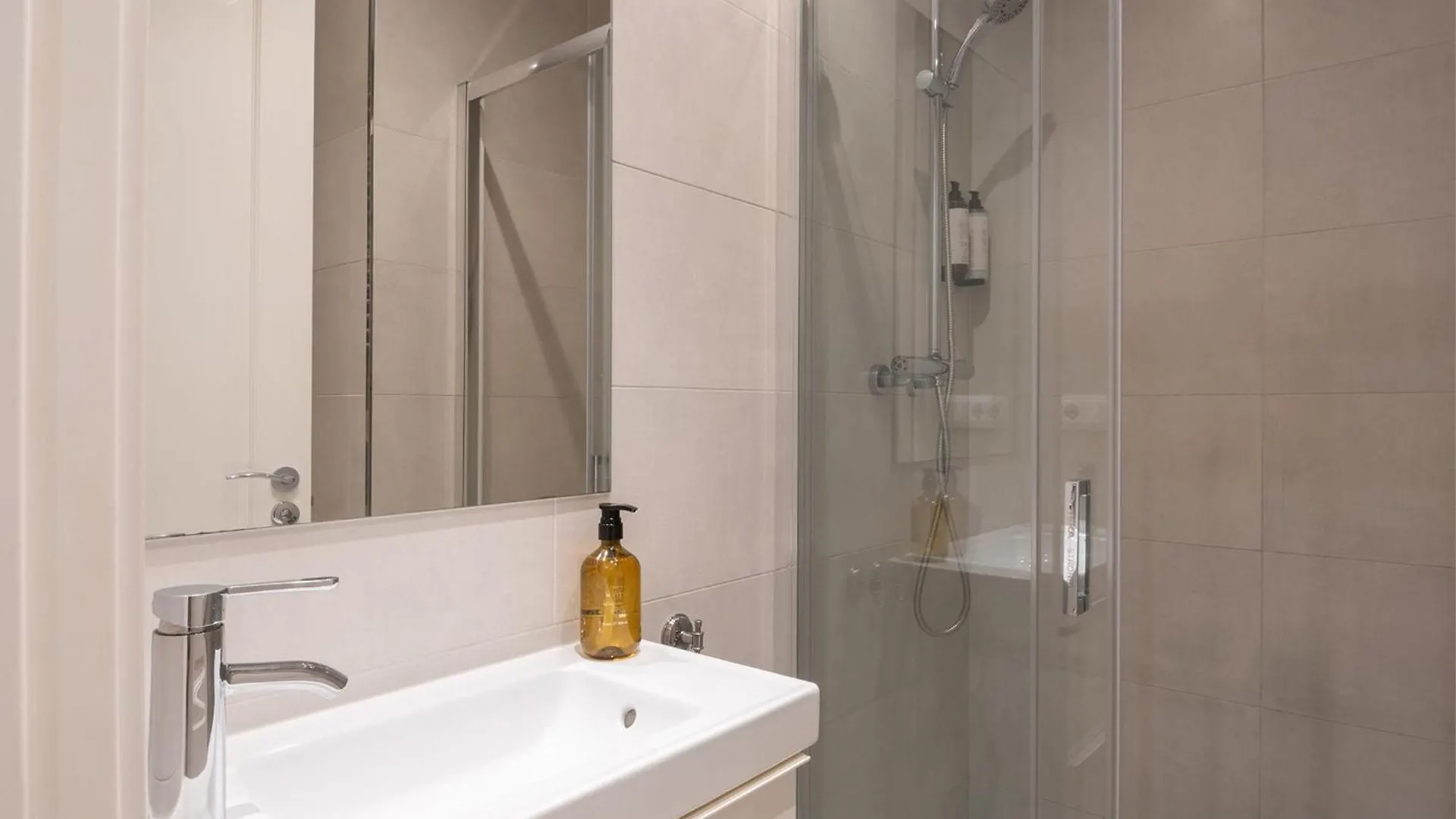 Spacious And Elegant Oasis In The Best Location Barcelona Apartment