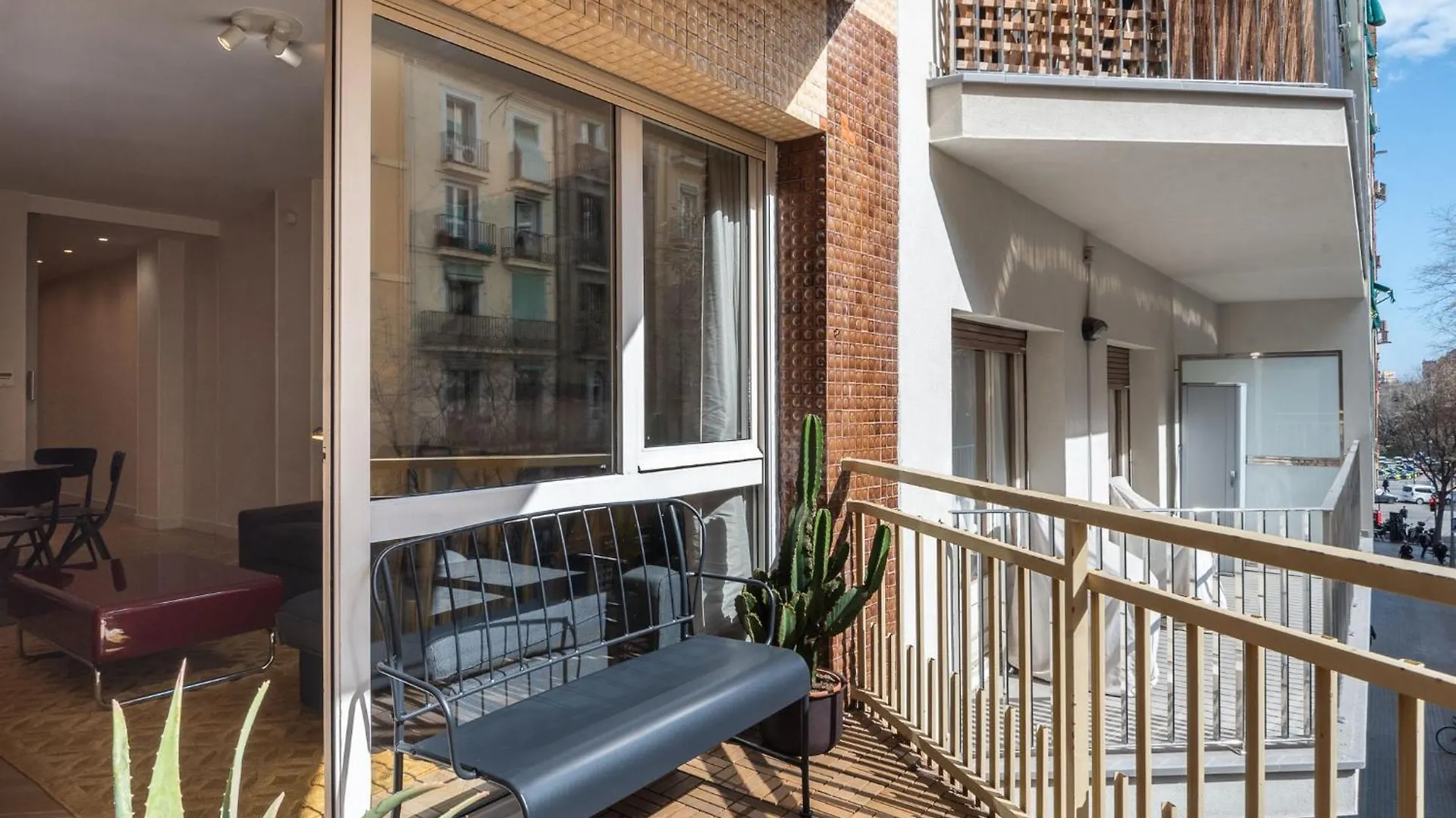 Spacious And Elegant Oasis In The Best Location Barcelona Apartment