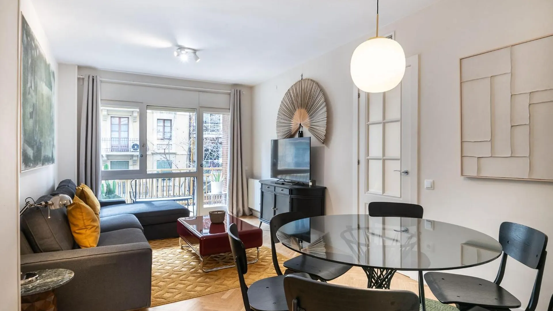 Spacious And Elegant Oasis In The Best Location Barcelona Apartment
